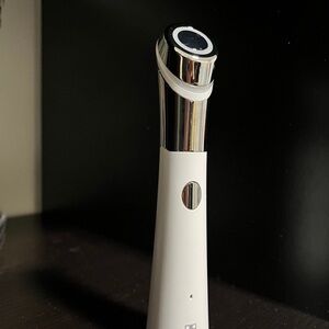 Electric Microneedle Exfoliator in White and Silver